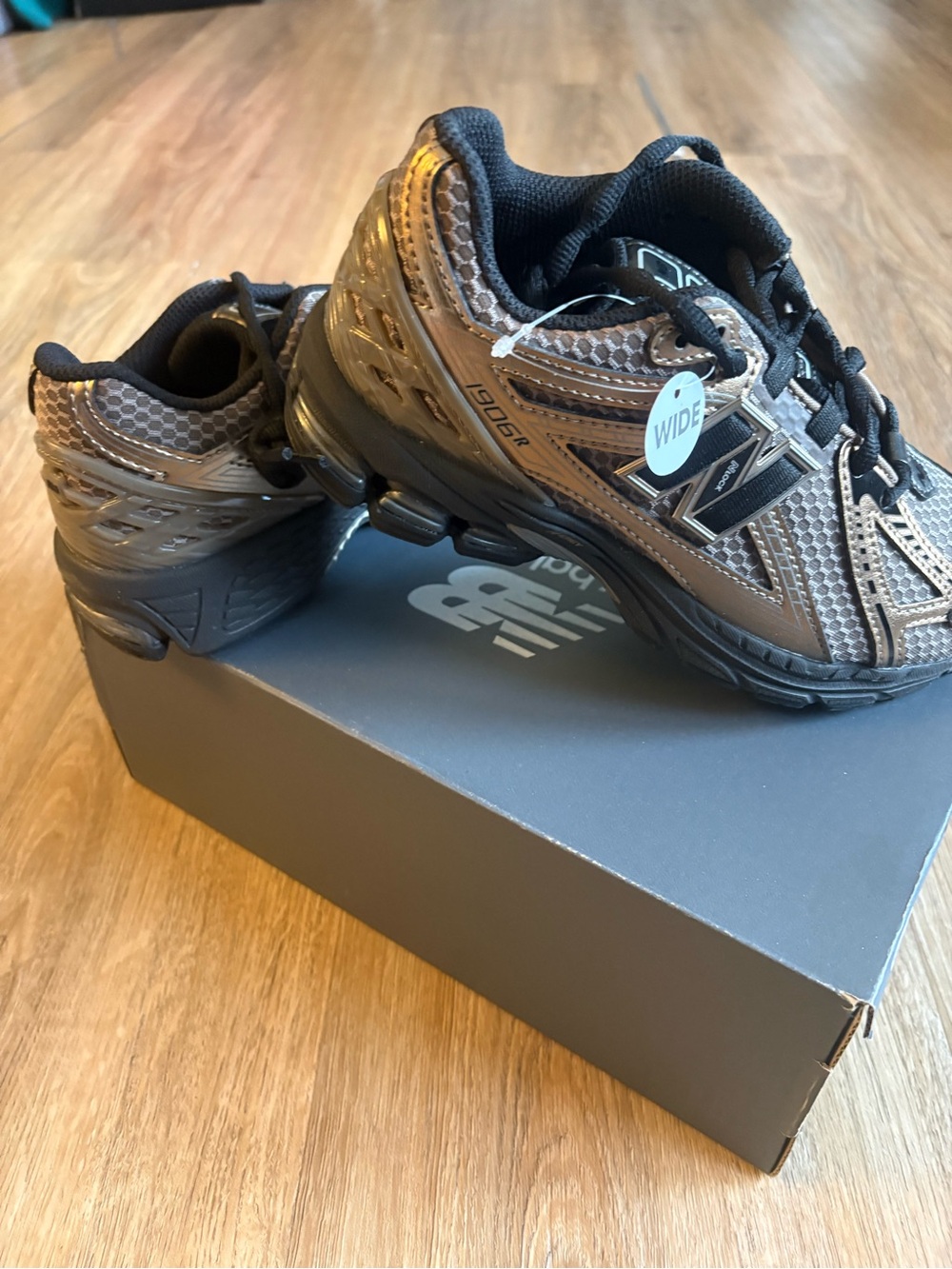 NWT New Balance Kids WIDE Sneakers